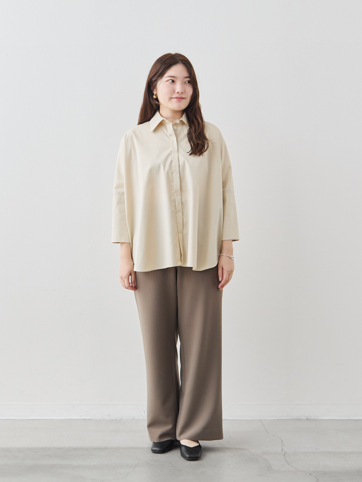 ボクシーカフスブラウス/ベージュ モデル 164cm サイズ フリー