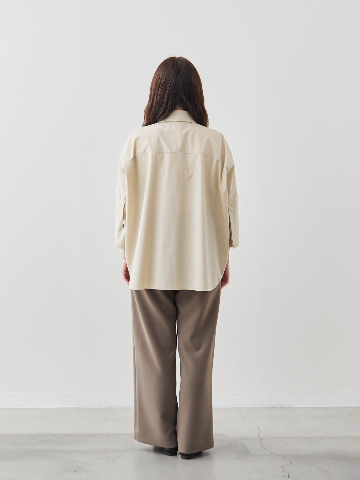 ボクシーカフスブラウス/ベージュ モデル 164cm サイズ フリー