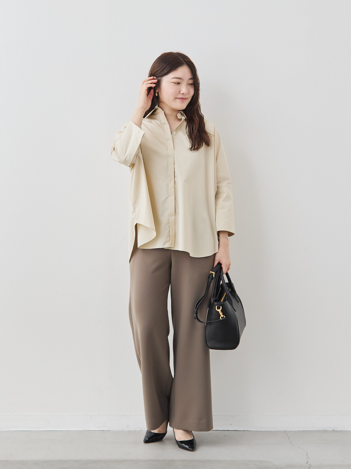 ボクシーカフスブラウス/ベージュ モデル 164cm サイズ フリー