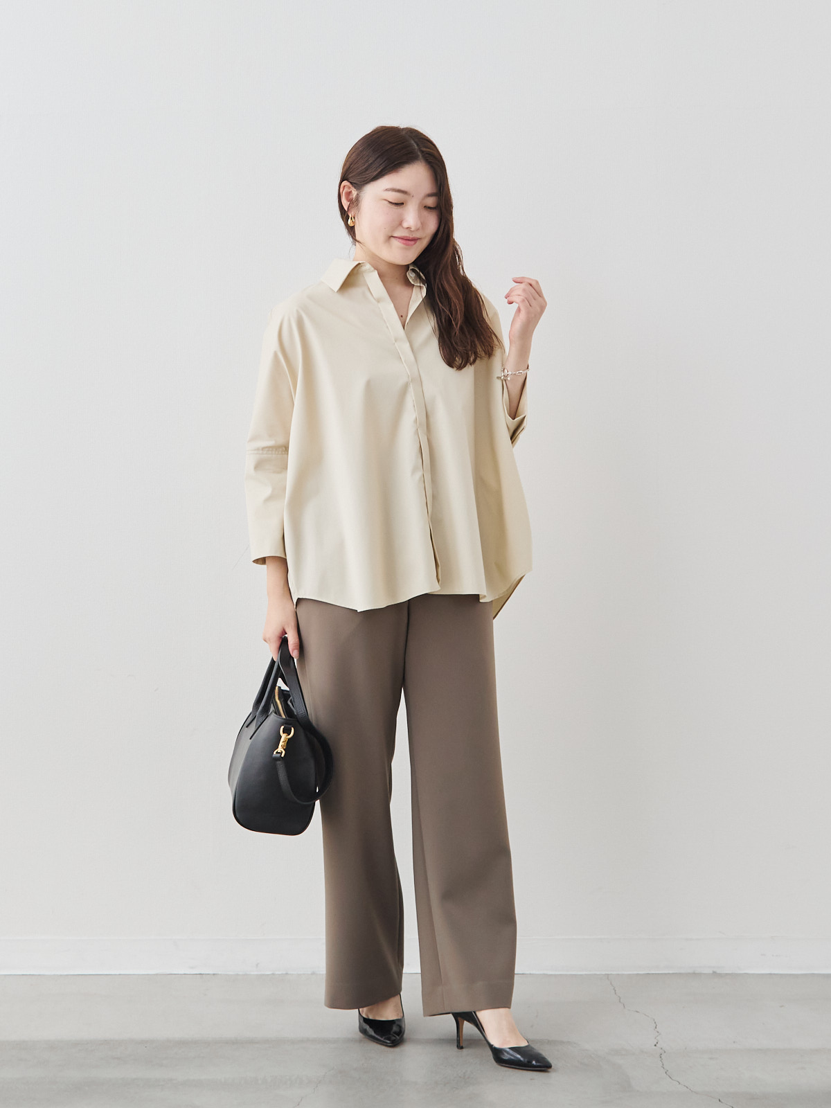 ボクシーカフスブラウス/ベージュ モデル 164cm サイズ フリー