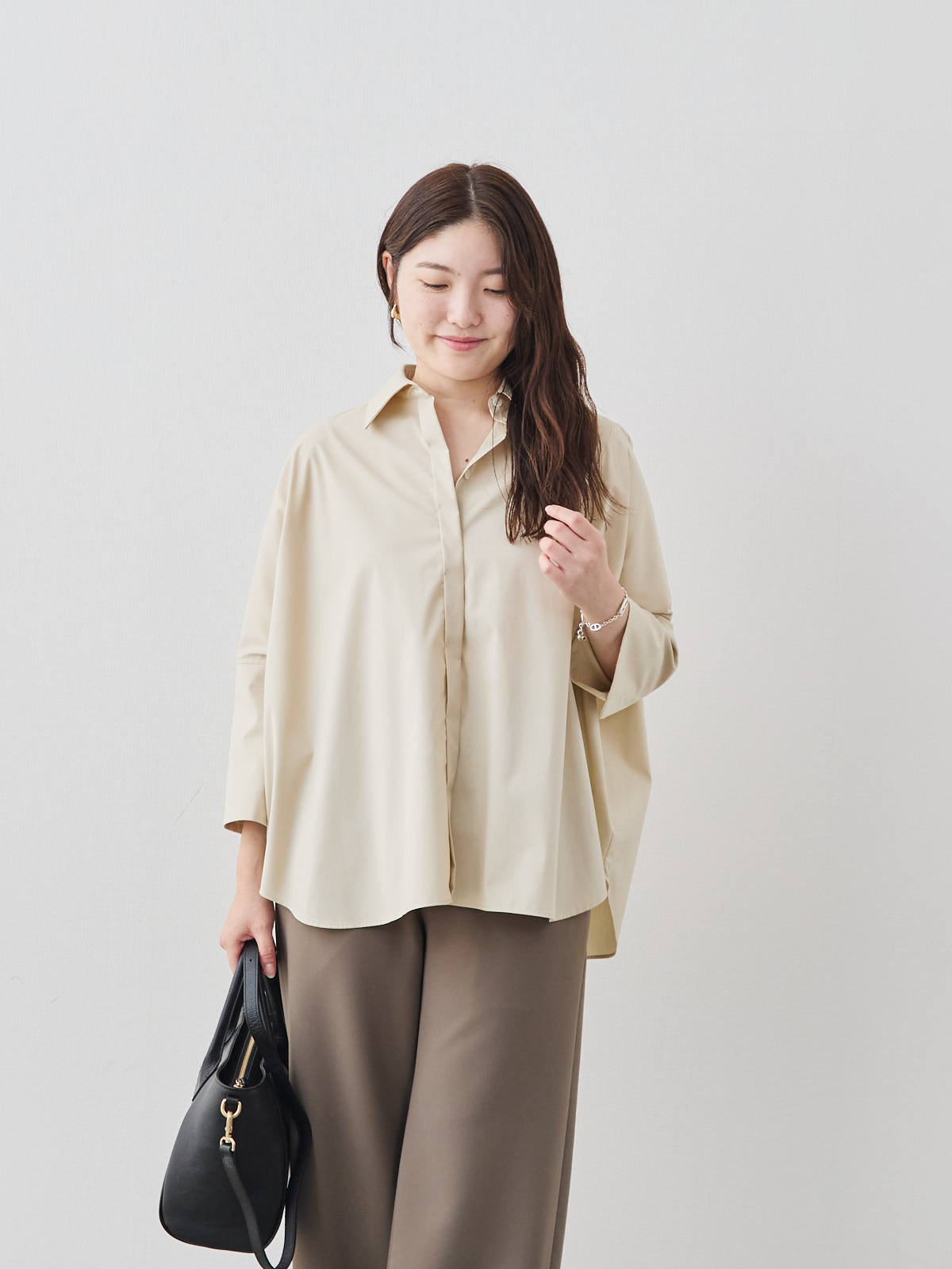 ボクシーカフスブラウス/ベージュ モデル 164cm サイズ フリー