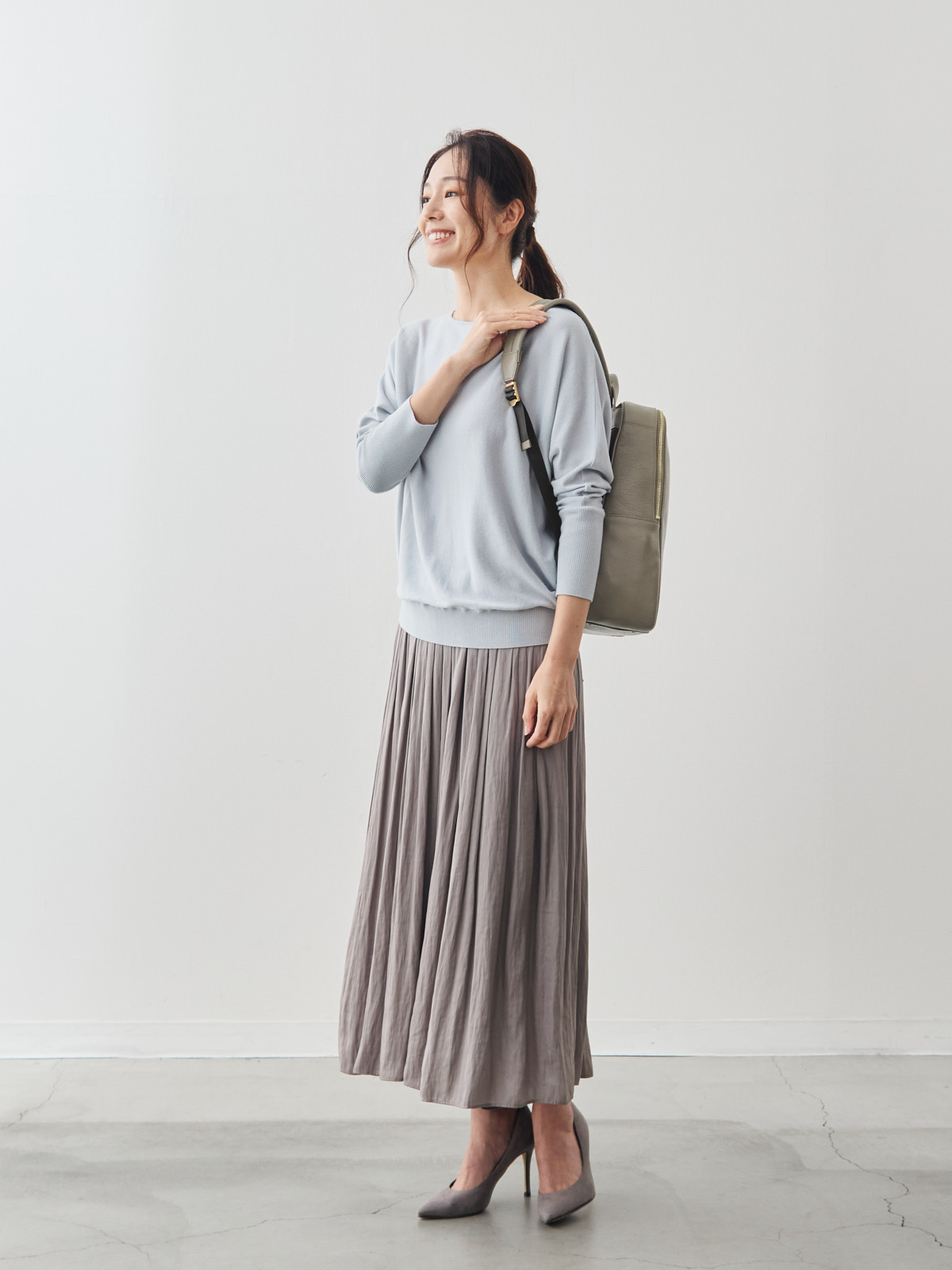 オリーブレザー・クラフトマンリュック/グレージュ モデル 167cm サイズ フリー