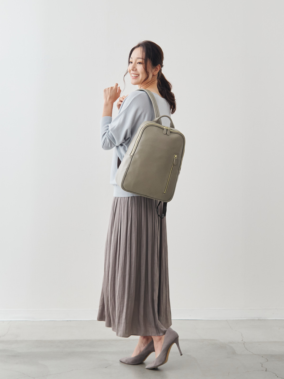 オリーブレザー・クラフトマンリュック/グレージュ モデル 167cm サイズ フリー