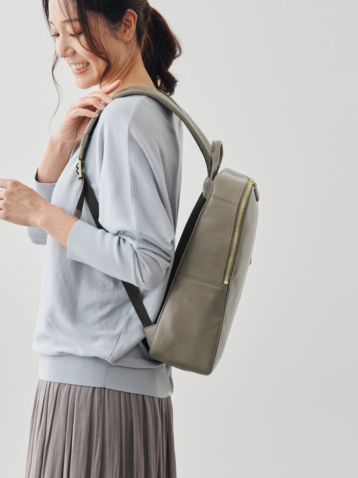 オリーブレザー・クラフトマンリュック/グレージュ モデル 167cm サイズ フリー