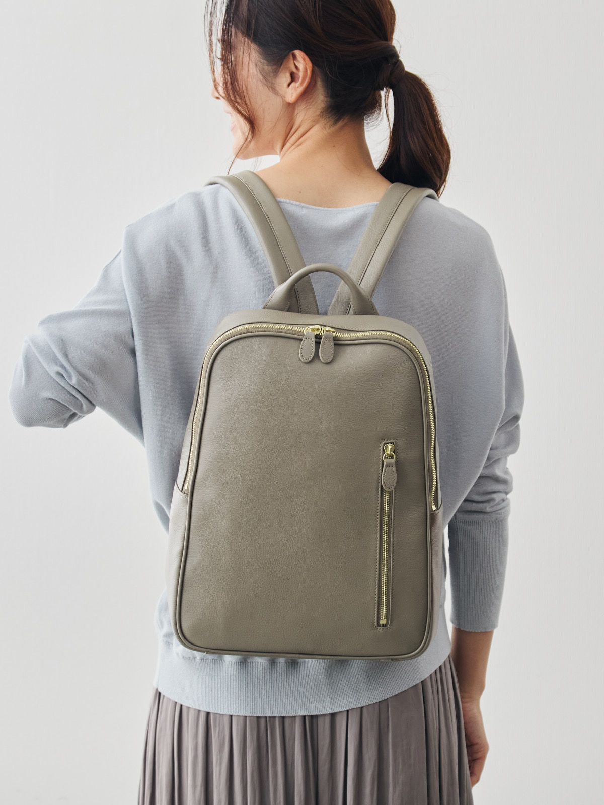 オリーブレザー・クラフトマンリュック/グレージュ モデル 167cm サイズ フリー