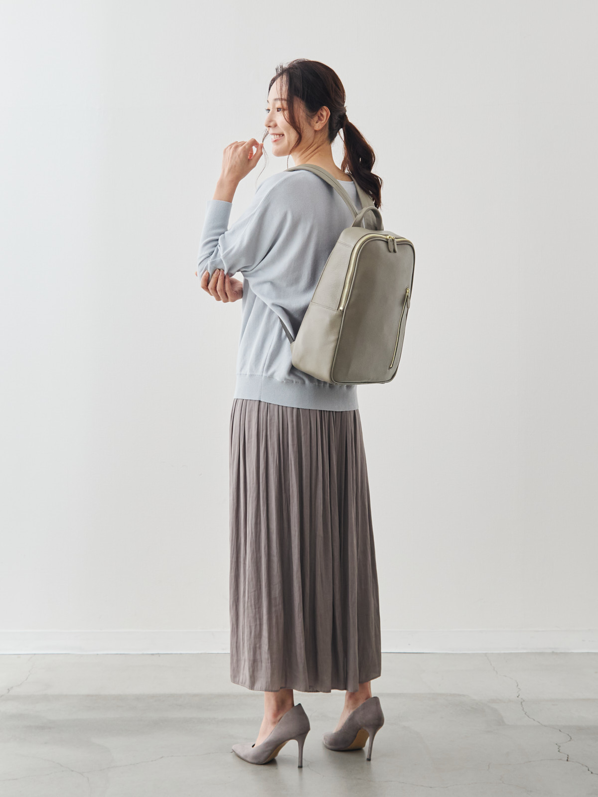 オリーブレザー・クラフトマンリュック/グレージュ モデル 167cm サイズ フリー