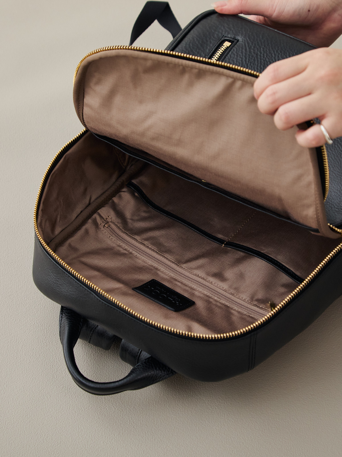 オリーブレザー・クラフトマンリュック/グレージュ