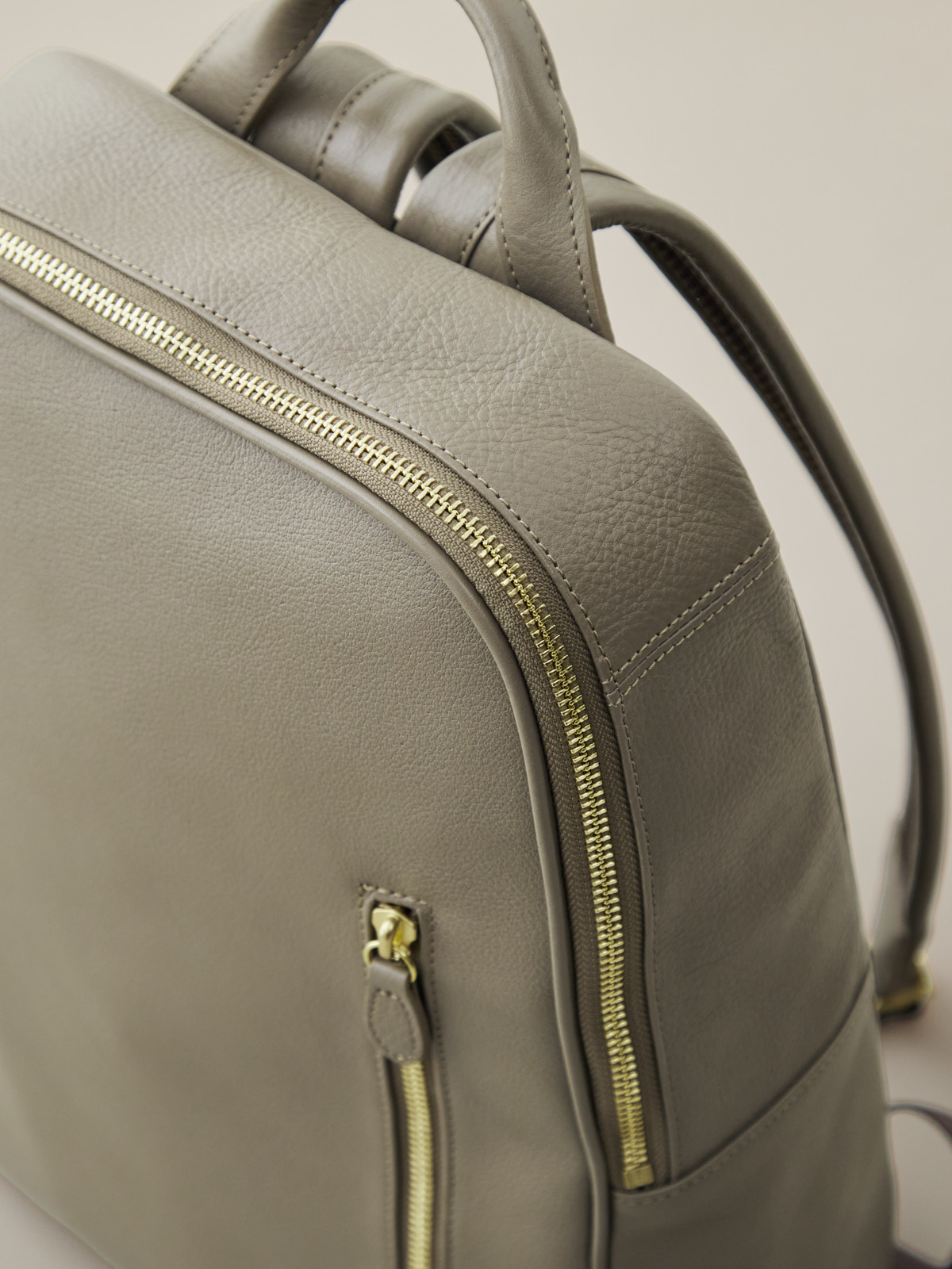 オリーブレザー・クラフトマンリュック/グレージュ