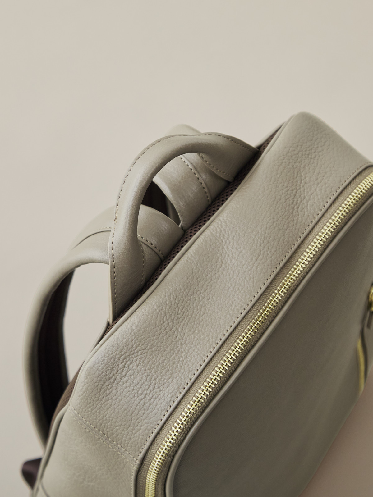 オリーブレザー・クラフトマンリュック/グレージュ