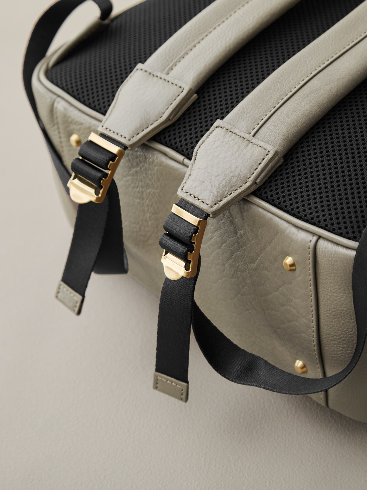 オリーブレザー・クラフトマンリュック/グレージュ