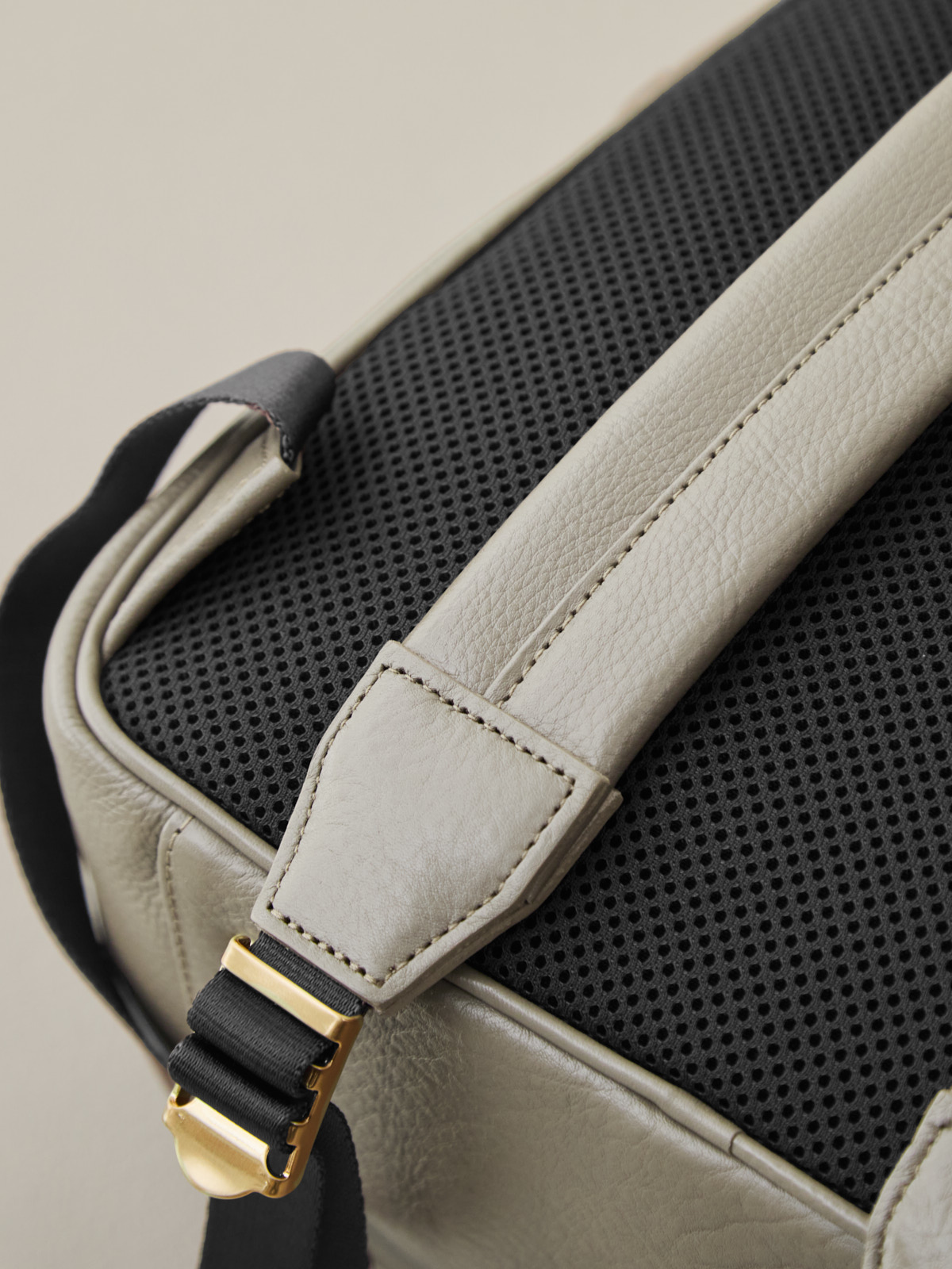 オリーブレザー・クラフトマンリュック/グレージュ