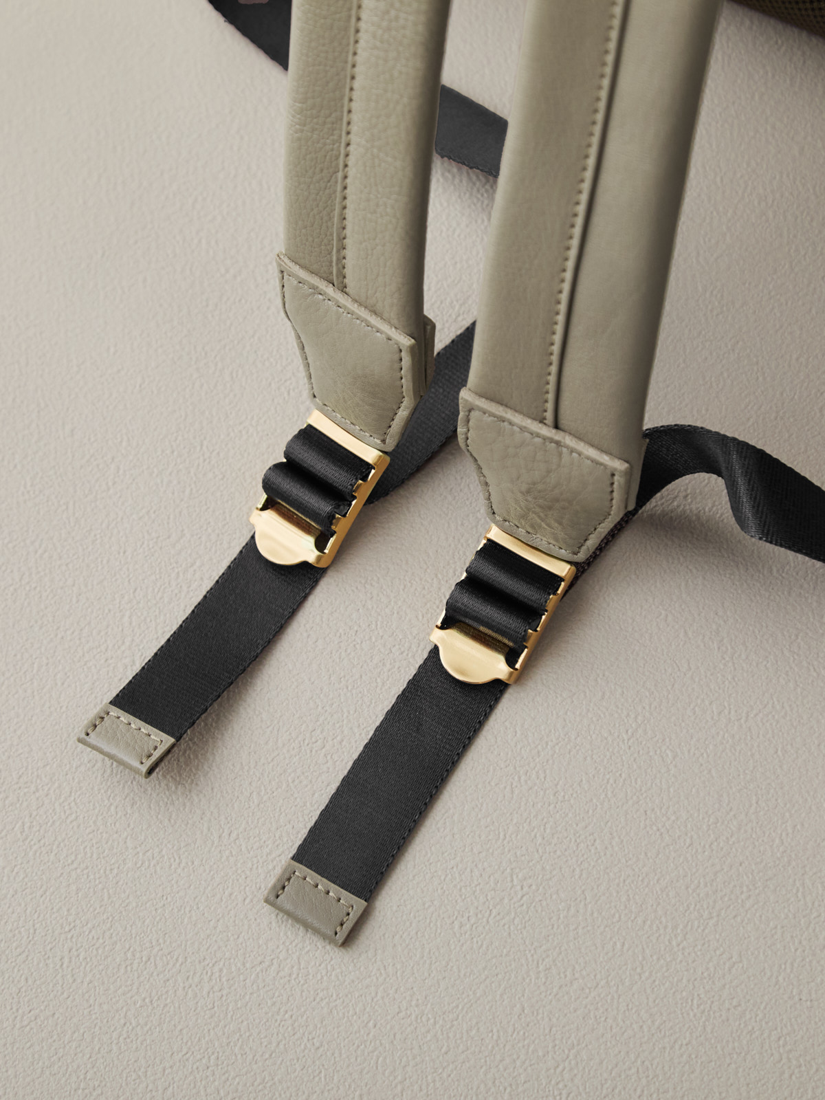 オリーブレザー・クラフトマンリュック/グレージュ