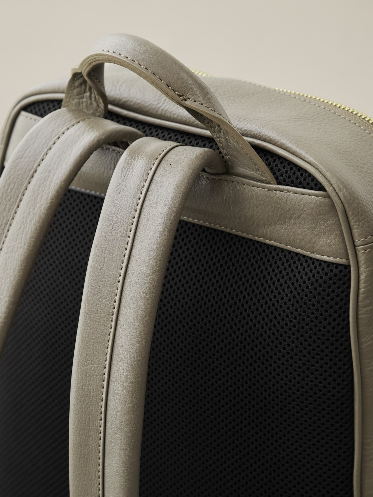 オリーブレザー・クラフトマンリュック/グレージュ