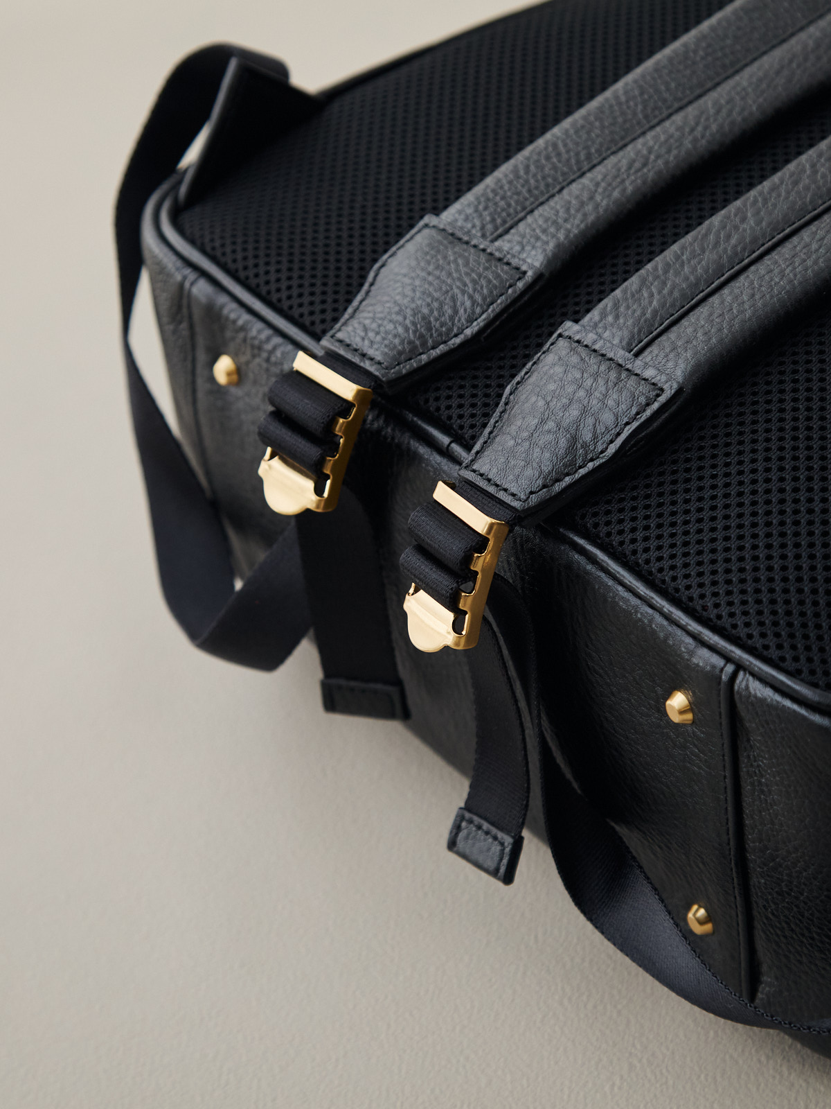 オリーブレザー・クラフトマンリュック/ブラック